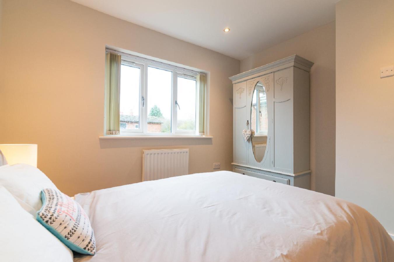 Beautiful 6 Bedroom Holiday Home, Manchester Wythenshawe Exterior foto
