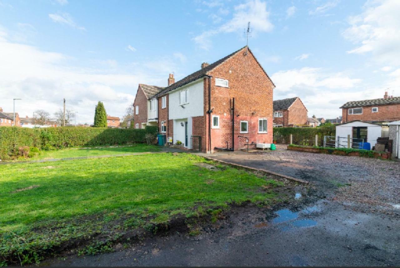 Beautiful 6 Bedroom Holiday Home, Manchester Wythenshawe Exterior foto