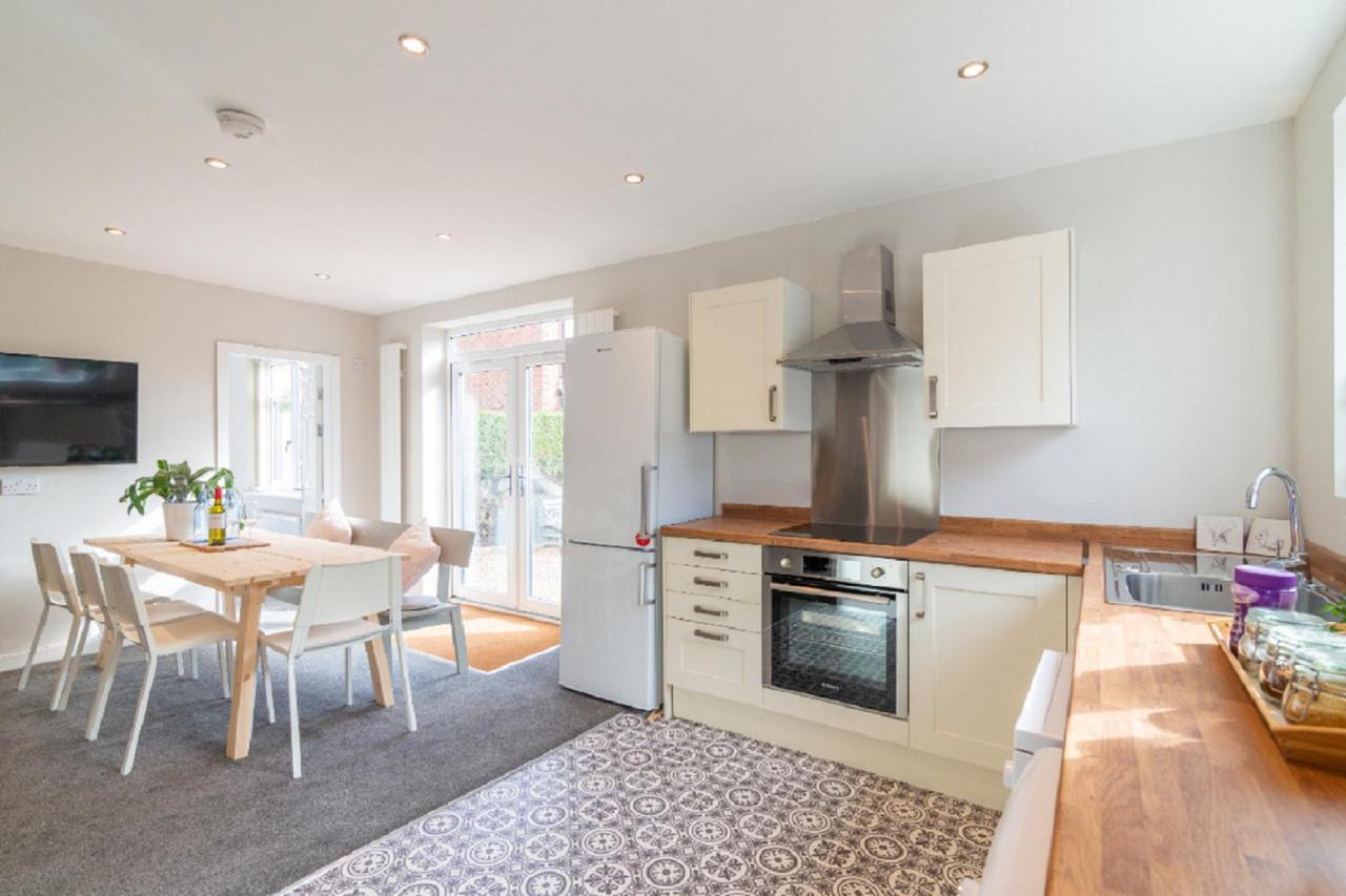 Beautiful 6 Bedroom Holiday Home, Manchester Wythenshawe Exterior foto
