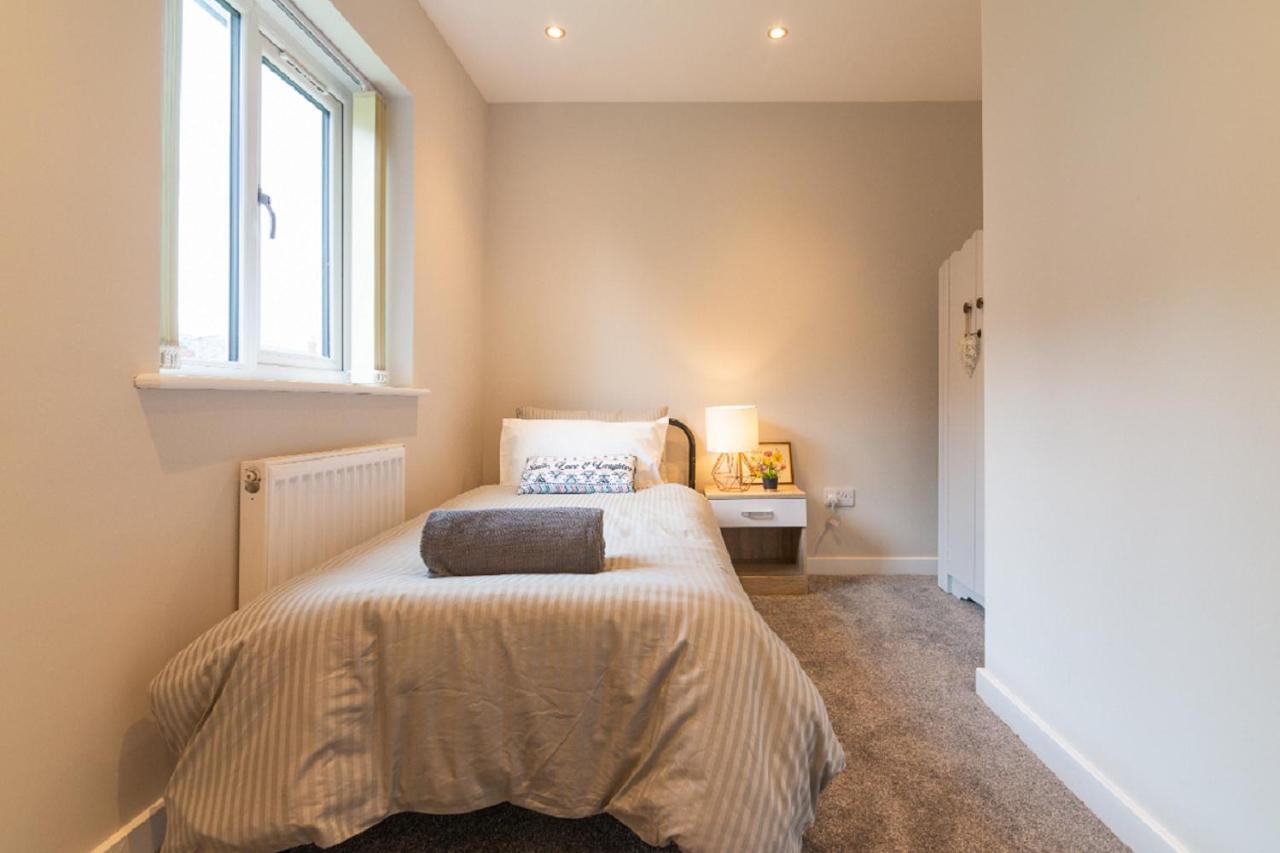 Beautiful 6 Bedroom Holiday Home, Manchester Wythenshawe Exterior foto