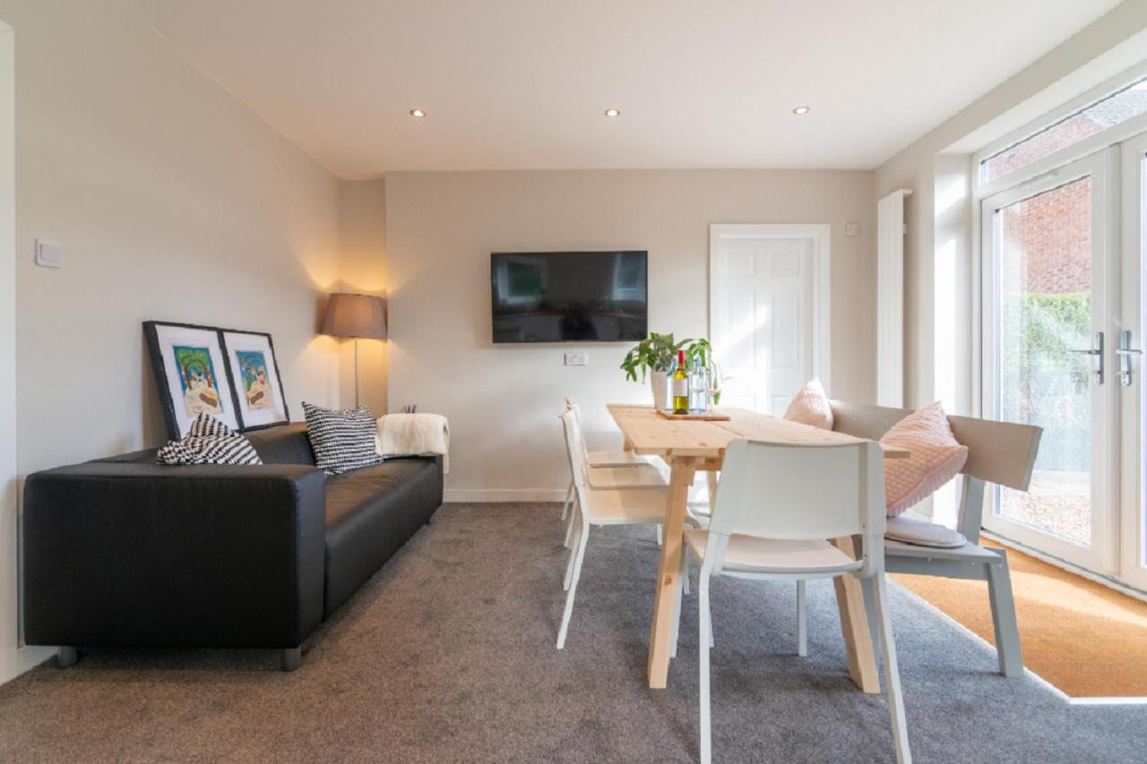Beautiful 6 Bedroom Holiday Home, Manchester Wythenshawe Exterior foto