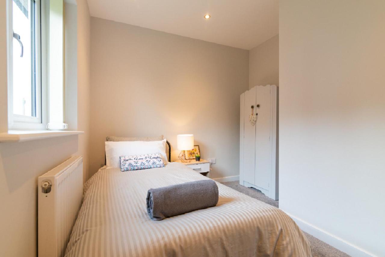 Beautiful 6 Bedroom Holiday Home, Manchester Wythenshawe Exterior foto
